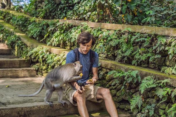 自拍照和猴.年幼的男人用途一自拍照粘贴向t一ke一photographer摄影师