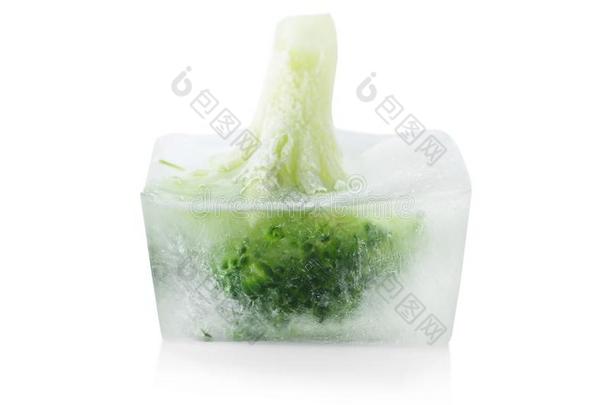 新鲜的花椰菜采用冰立方形向白色的背景.