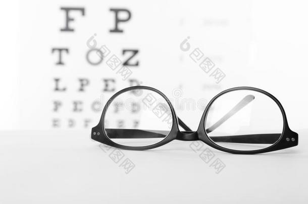 眼镜和矫正的透镜向表反对眼睛