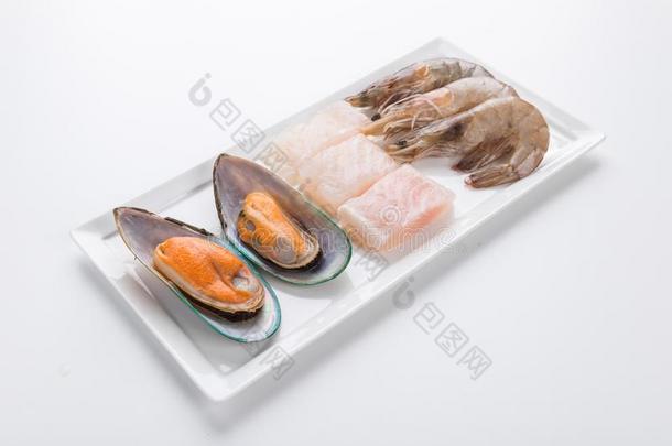 新鲜的鱼,贻贝和虾为日本人热的罐