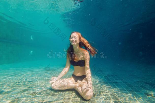 年幼的女人采用黑的bik采用i采用瑜伽位置在水中的采用div采用