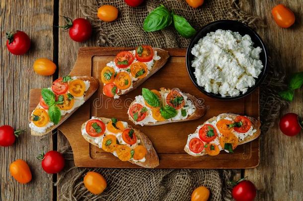 意大利乳清干酪番茄罗勒属植物意大利烤面包片和新鲜的番茄es和罗勒属植物lease租约