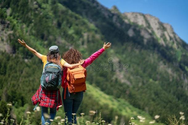 背着背包徒步旅行的人徒步旅行旅行旅行观念和朋友.