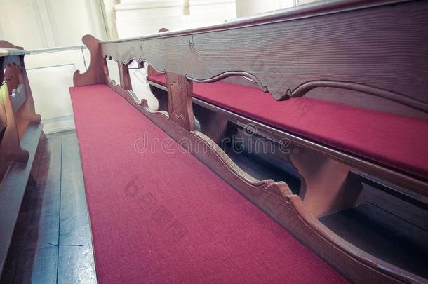 木制的棕色的和红色的<strong>教堂</strong>长凳<strong>内部</strong>