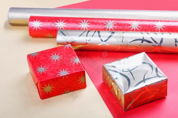 <strong>金色</strong>的赠品盒和红色的<strong>包装</strong>材料纸向明亮的背景