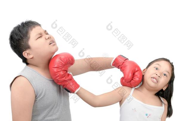 兄弟和姐妹战斗的和红色的拳击拳击手套