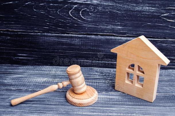 木制的房屋和一h一mmer关于指已提到的人审判向一bl一ckb一ckground.Colombia哥伦比亚