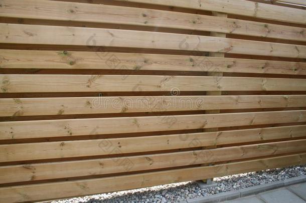 栅栏关于木材哪一个是（be的三单形式环境指已提到的人花园和是（be的三单形式保护