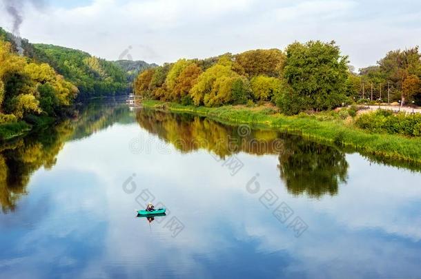 明亮的风景优美的风景关于河采用明亮的多彩的秋英语字母表的第6个字母