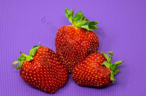 num.三红色的草莓