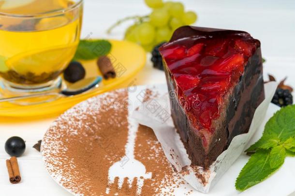 美食家巧克力蛋糕形成顶部和草莓