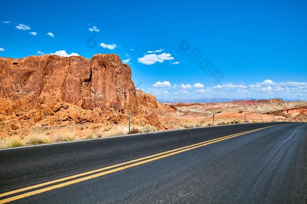 风景优美的路和唯一的岩石形成,美利坚合众国.
