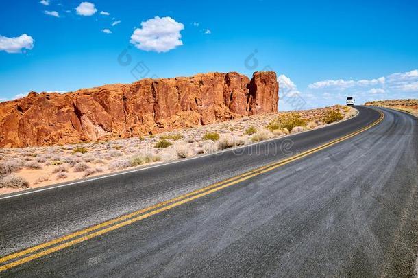 风景优美的路和唯一的岩石形成,美利坚合众国.