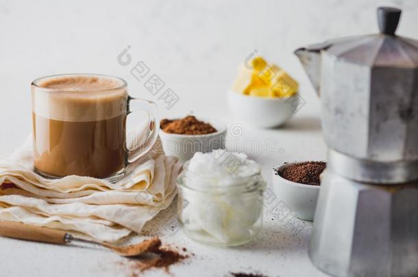 生酮的酮类的日常饮食喝.咖啡和可可混合和椰子