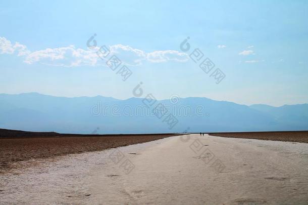 宽的小路延伸进入中敞开的盐平的采用美国加州