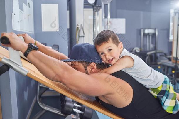 年幼的父亲和强的肌肉训练采用健身房keep采用g小的
