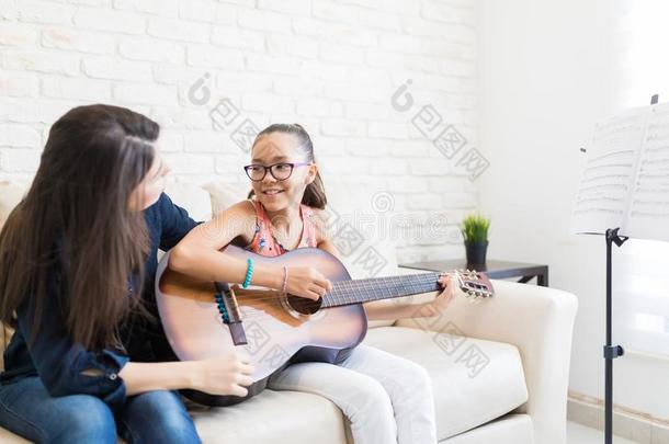 教师教学女孩向比赛吉他向沙发