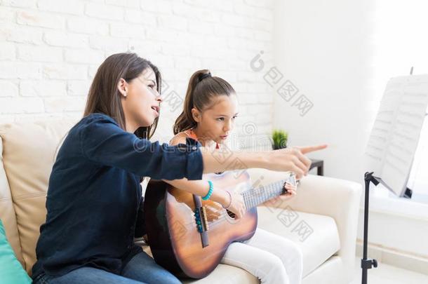 教师弄尖在期间教学女孩向比赛吉他