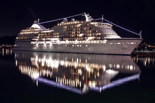 大的奢侈巡游船SaoTomePrincipe圣多美和普林西比夜.大大地奢侈巡游船向海