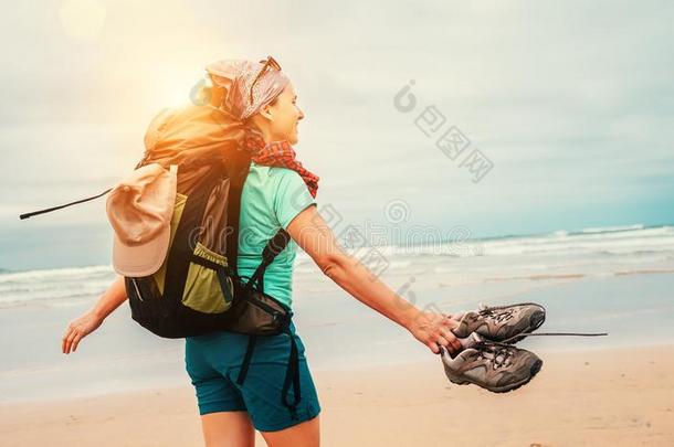 女孩背着背包徒步旅行的人旅行支票享有和新鲜的洋风