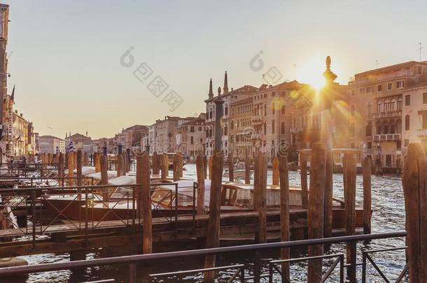 码头向指已提到的人宏大的运河关于威尼斯,意大利在<strong>日落</strong>