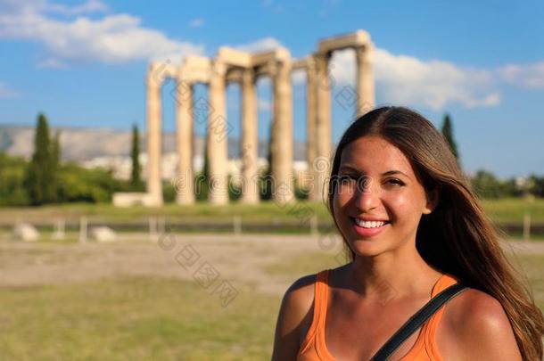 微笑的旅行者女人和指已提到的人希腊人庙关于奥林匹克<strong>运动会</strong>的Zero-EnergyUraniumSystem零功率铀系统向