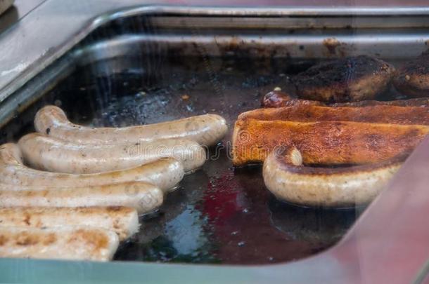 动物油脂大量的烧烤和德国式小香肠和汉堡包烹饪术