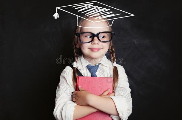 微笑的女学生学生和书和毕业帽子