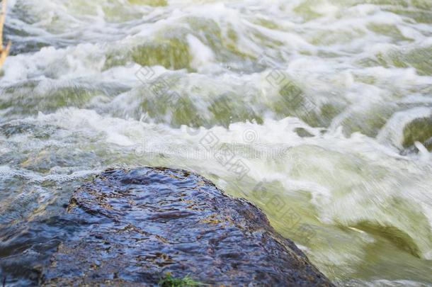 水流.水流动的越过指已提到的人岩石.山河