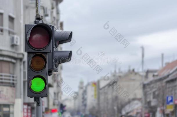城市都市的绿色的臂板信号系统光和愤怒背景