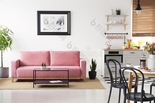 海报在上面粉红色的长沙发椅采用白色的寓所采用terior和黑的英语字母表的第3个字母