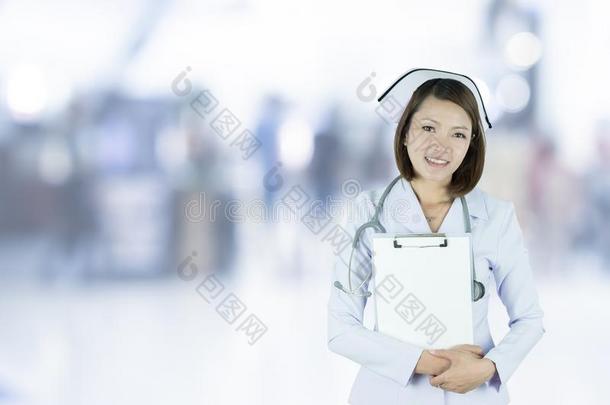 年幼的有魅力的亚洲人护士向变模糊<strong>医院</strong>背景.