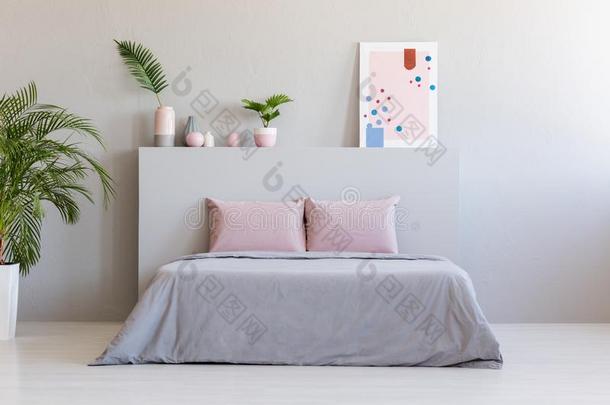 海报和植物向床头关于床和粉红色的cushi向s采用灰色的英语字母表的第2个字母