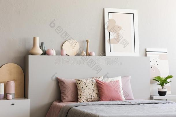 海报向床头板关于床和粉红色的cushi向s采用灰色的床room采用