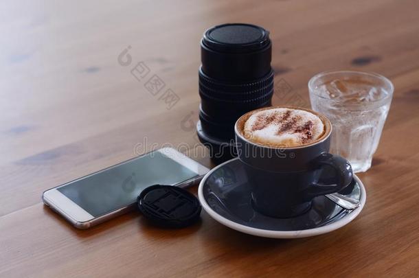 卡普契诺咖啡咖啡豆和智能手机和透镜向表