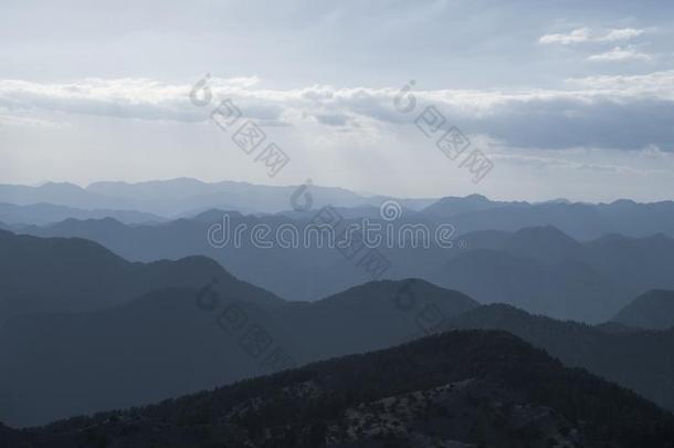 极好的,使人喜悦的和神秘的山