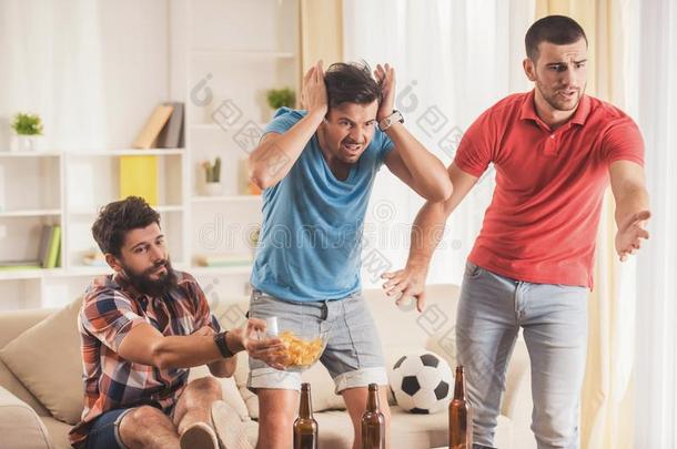 打翻人和啤酒观察足球在家.