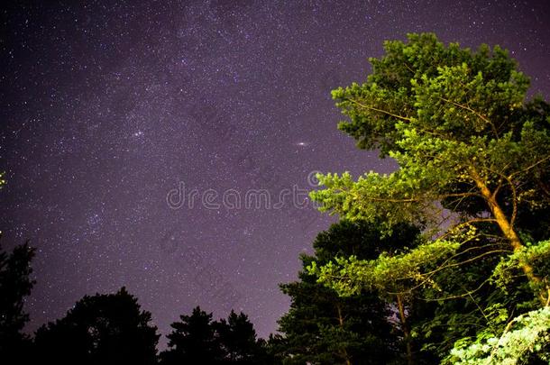 美丽的照片和英仙流星群流星阵雨和像牛奶的道路采用指已提到的人