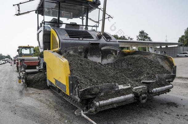 沥青铺路工机器在的时候路建筑物和纠正withoutourresponsibility我方无责任