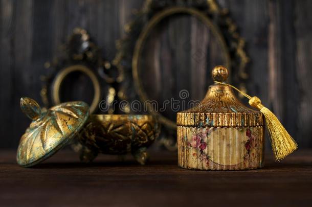 酿酒的首饰盒和铜绿和贴金箔和古老的青铜框架