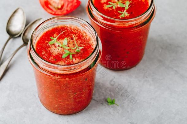 红色的番茄西班牙凉菜采用玻璃石匠罐子.