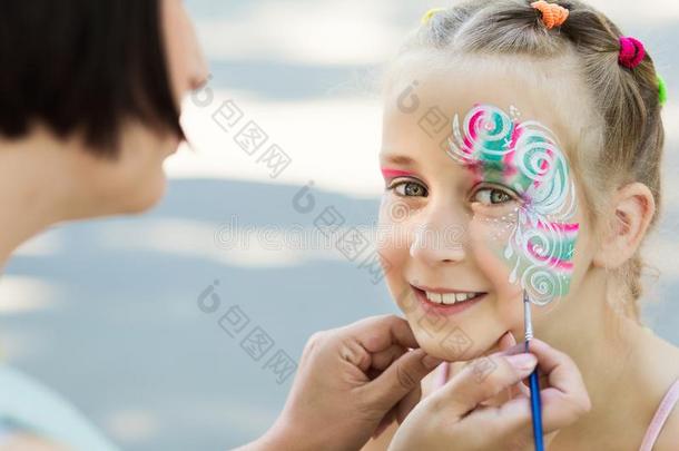 小的女孩获得她面容描画的在旁边面容绘画艺术家.