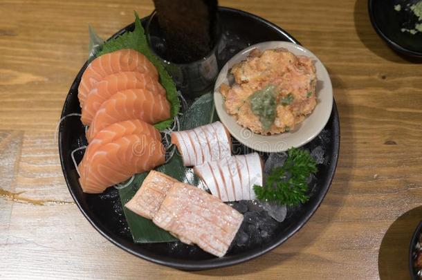 生的新鲜的鲑鱼肉生鱼片放置