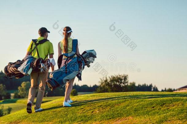 幸福的对使人疲乏的高尔夫球全套装备在期间运送的台袋