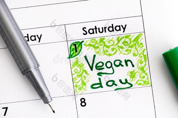 令人回忆起的东西严格的素食主义者一天采用日历和绿色的笔.