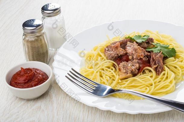 意大利面条和牛肉炖,餐叉,番茄酱,盐,胡椒向表