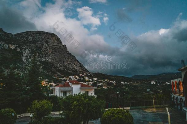 斯皮利克利特岛,希腊八月2018:夜看法朝指已提到的人村民