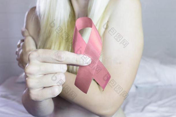 粉红色的乳房癌症察觉带在旁边女人谁需要向给看他
