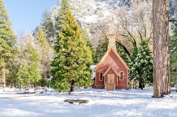雪满的约塞米蒂国家公园山谷小教堂