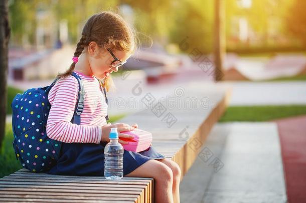 女学生小孩吃午餐苹果在学校